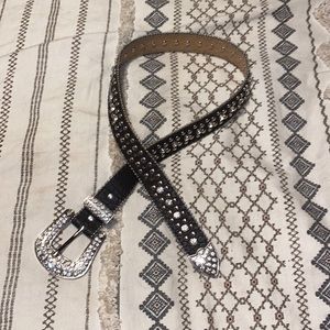 Ariat belt with gems!! waist size 26” kids!!